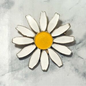 Vintage Accessocraft Daisy Flower Brooch Pin White Yellow